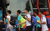 Người dân mệt mỏi đợi xe về quê trong dịp nghỉ lễ